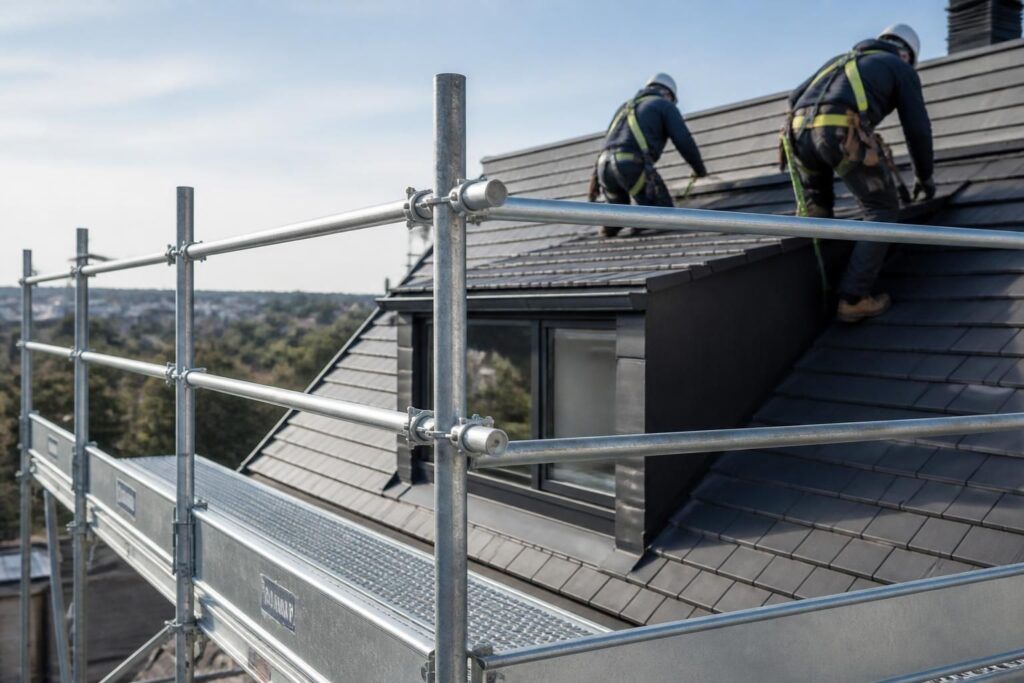 découvrez nos solutions temporaires de garde-corps provisoire pour toiture, conçues pour sécuriser efficacement vos toits lors de travaux ou interventions temporaires.