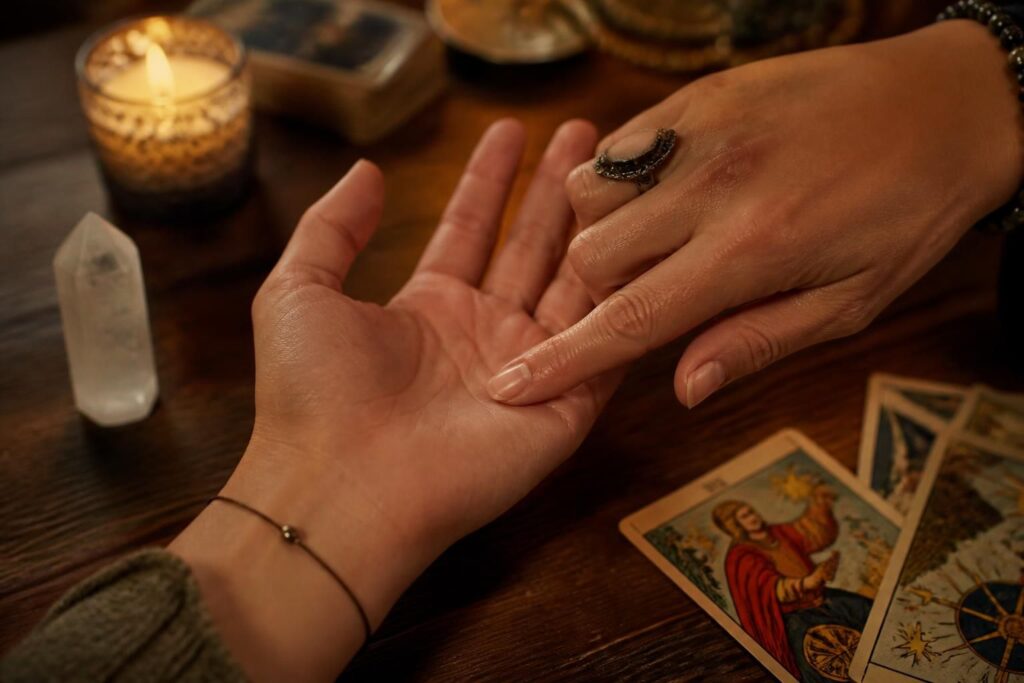 découvrez les techniques de la chiromancie et apprenez à interpréter les lignes de la main pour mieux comprendre le futur et les secrets de votre destinée.