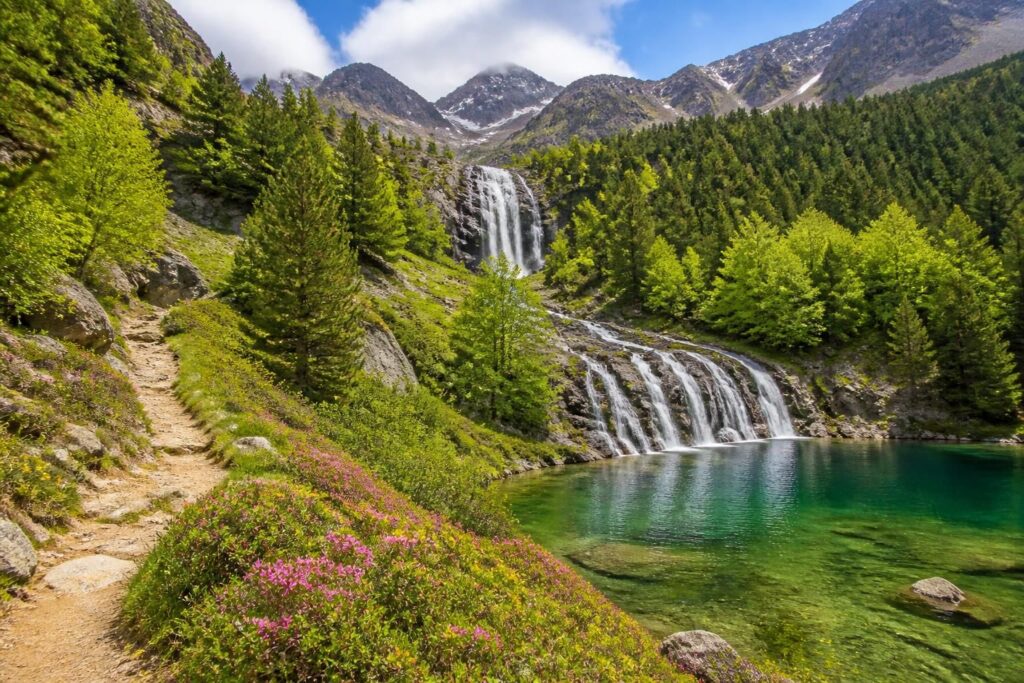 découvrez les meilleurs itinéraires de randonnée en ariège pour 2 à 3 jours au printemps, entre cascades et lacs pittoresques, pour une immersion nature inoubliable.