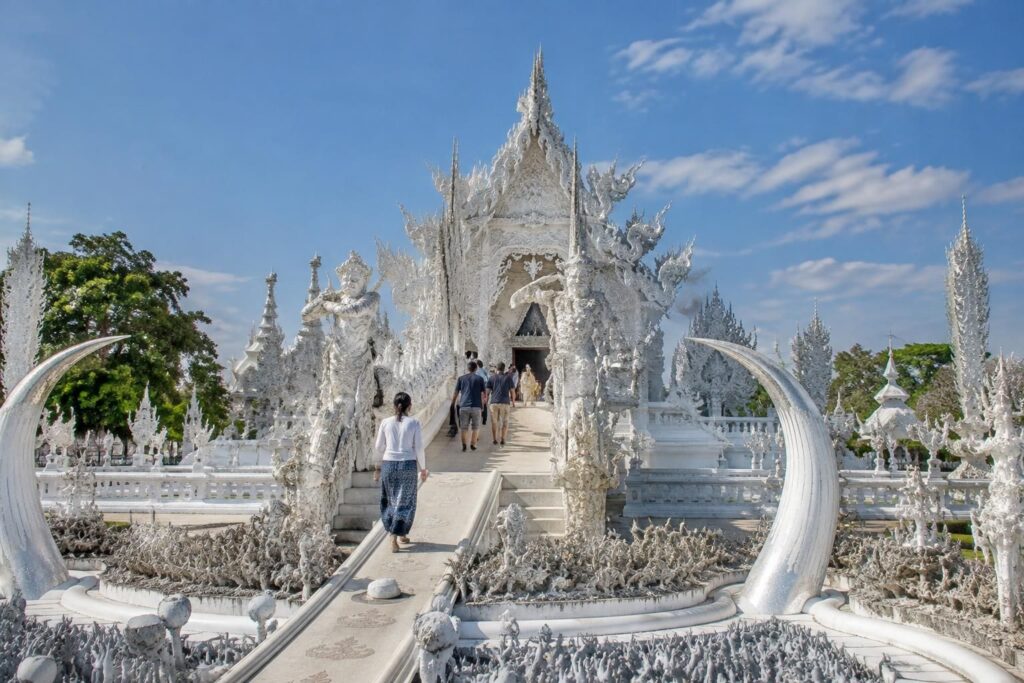 découvrez le wat rong khun, le célèbre temple blanc de thaïlande : son architecture spectaculaire, ses détails symboliques et les conseils pour visiter ce site unique.